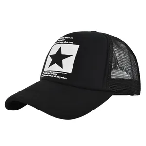 Détail de la casquette trucker noire avec imprimé étoile et filet respirant