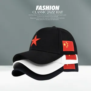 Detail van geborduurde ster en vlagpatch op katoenen baseballcaps in meerdere kleuren