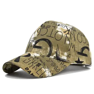 Détail d'une casquette de baseball graffiti vert olive avec effet délavé vintage blanchi