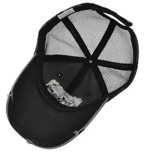 Vista dettagliata del retro in mesh traspirante e cinturino regolabile sul berretto da baseball