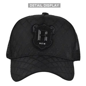 Détail de la casquette trucker noire montrant le tissu matelassé et le logo R en métal