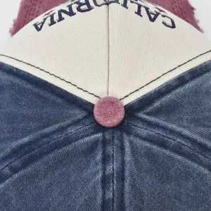 Dettaglio del cappellino da baseball vintage con cuciture e stampa California
