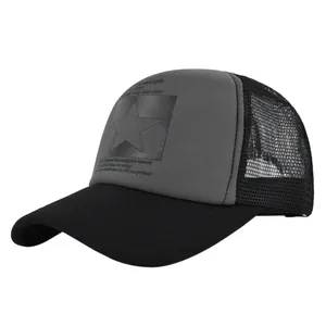Détail de la casquette trucker respirante noir et gris avec imprimé étoile et mesh