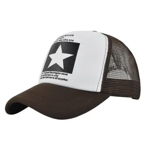Détail de la casquette trucker marron et blanc avec étoile à cinq branches et texte imprimé