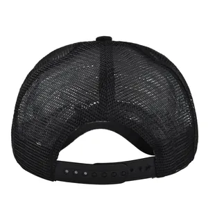 Vue arrière de casquette trucker noire en mesh avec tissu respirant et fermeture snapback