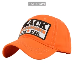 Dettaglio dell'adesivo ricamato BLACK vintage su un cappellino da baseball arancione