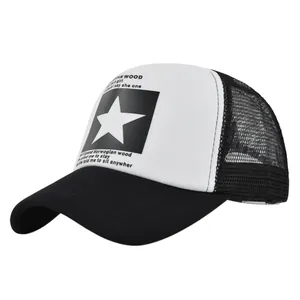 Détail de l'imprimé pentagramme et des paroles sur la casquette trucker en mesh noir et blanc