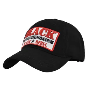 Vista dettagliata della toppa ricamata BLACK su un cappellino da baseball vintage in cotone