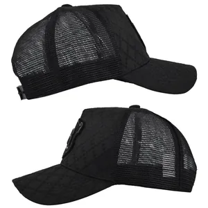 Détail de la casquette de camionneur en maille noire avec tissu à motifs et profils