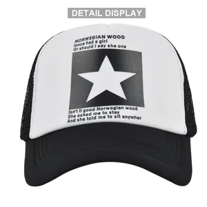 Détail de l'imprimé étoile et du texte de paroles sur une casquette trucker en mesh