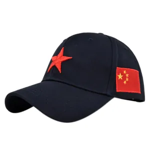 Detail van een blauwe baseballpet met rode geborduurde ster en vlaggenpatch