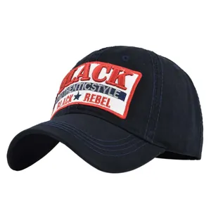 Dettaglio del cappellino da baseball vintage blu scuro con toppa ricamata e cuciture
