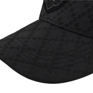 Détail macro d'une casquette de baseball noire avec motif jacquard et tissu texturé
