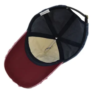 Dettaglio interno del cappello da baseball vintage con fibbia regolabile in metallo