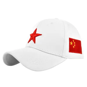 Witte katoenen baseballpet met rode ster en de Chinese vlag aan de zijkant
