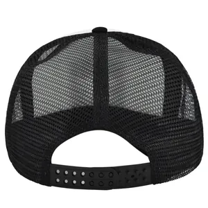 Détail du filet arrière noir respirant et de la fermeture snapback réglable sur la casquette