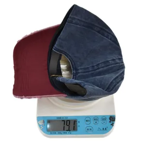 Dettaglio cappello vintage con visiera usurata e peso del prodotto di 79 grammi