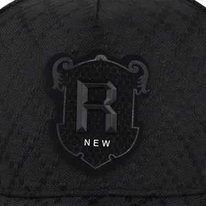 Casquette de baseball noire avec écusson bouclier R premium et détails de texture alvéolée