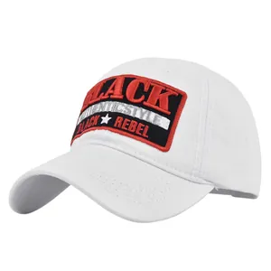 Dettaglio del cappellino di cotone bianco con toppa ricamata vintage Black Rebel