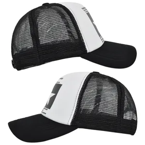 Détail de l'imprimé pentagramme sur casquette trucker en mesh noir et blanc avec texte