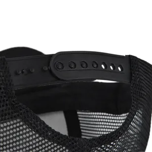 Détail de la fermeture snapback réglable et du filet respirant sur la casquette noire