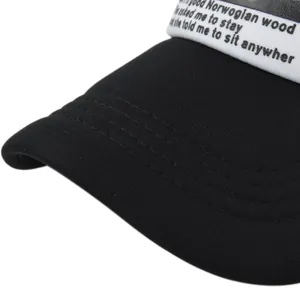Détail macro des coutures renforcées et du texte sérigraphié sur la casquette de baseball