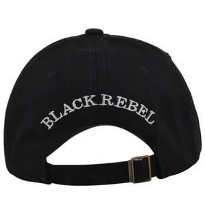 Dettaglio della fibbia in metallo regolabile e ricamo Black Rebel su cappellino baseball