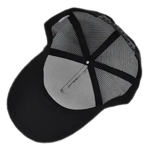 Vue détaillée de l'intérieur d'une casquette trucker noire avec fermeture snapback réglable