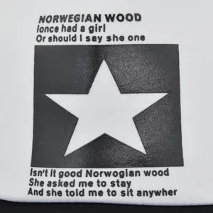 Détail d'une étoile pentagramme et paroles imprimées sur une casquette blanche en filet