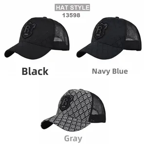 Vue détaillée des casquettes trucker en mesh avec broderie écusson R en noir, bleu et gris