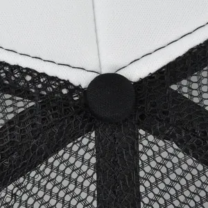 Vue détaillée du bouton supérieur et des coutures de la casquette trucker en mesh
