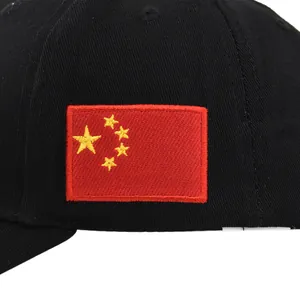 Zwarte katoenen honkbalpet met gedetailleerd borduursel van de Chinese vlag op de zijkant