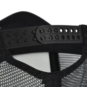 Détail de la fermeture snapback réglable et du filet en polyester sur la casquette noire