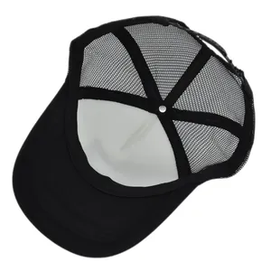 Vue intérieure de la casquette trucker noire avec mousse blanche et fermeture réglable