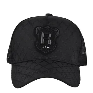 Casquette de baseball en filet noir avec texture gaufrée et badge de bouclier R