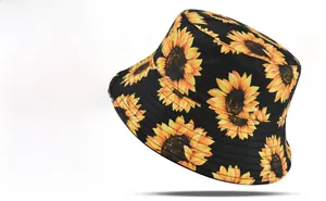 Détail du chapeau bob en coton avec motifs de tournesols jaunes sur tissu noir chiné