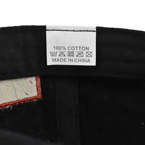 Detail van het 100% katoenen label op de binnenste zweetband van een zwarte honkbalpet
