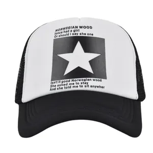 Casquette trucker noir et blanc avec étoile pentagramme et paroles de chanson