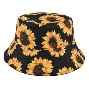 Détail du motif de tournesol sur le chapeau bob en coton noir et sa texture