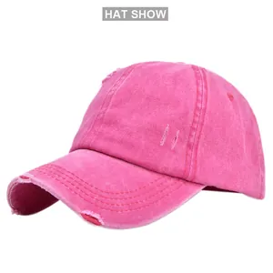 Gros plan sur la casquette de baseball fuchsia avec texture délavée et détails déchirés