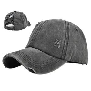 Détail de la casquette queue de cheval délavée avec ouverture élastique croisée au dos