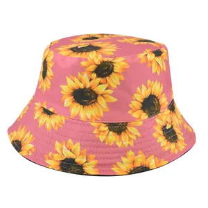 Gros plan détaillé sur un bob rose en coton avec des motifs de tournesols jaunes
