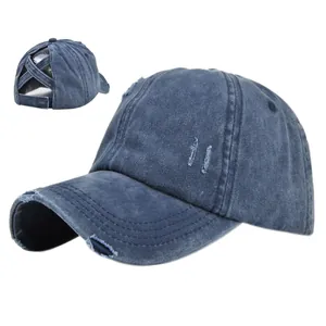 Casquette de baseball rétro en jean bleu délavé avec trous usés et ouverture pour queue de cheval
