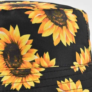 Détail de l'imprimé tournesol et des coutures renforcées sur le chapeau bob en coton noir