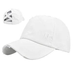 Vue détaillée de la casquette blanche délavée avec fentes pour queue de cheval et accrocs