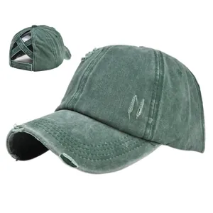 Détail des bandes élastiques croisées sur casquette queue de cheval en coton délavé usé