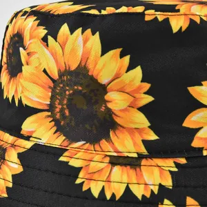 Détail de l'imprimé tournesol jaune sur bob en coton noir avec coutures de qualité