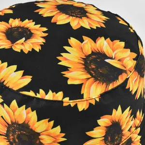 Détail du motif tournesol sur un chapeau bob en coton noir avec texture de tissu