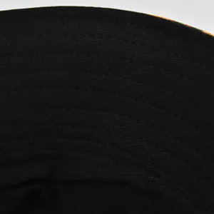 Vue détaillée du bord du chapeau de pêcheur en coton noir avec coutures parallèles renforcées