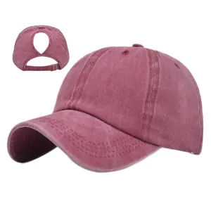 Détail de la casquette bordeaux pour queue de cheval avec tissu délavé et boucle en métal